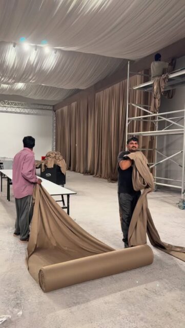 Elegant speakeasy vibes meet big fat Indian wedding at Raffles Bahrain ✨🍸 From library lounge details to crystal chandeliers and fireworks on stage, every corner was styled for a night of pure celebration.

Location : @rafflesalareenpalace.bahrain 

#indianwedding #aliaflowers #indiandestinationwedding #bahraintourism #gulfwedding