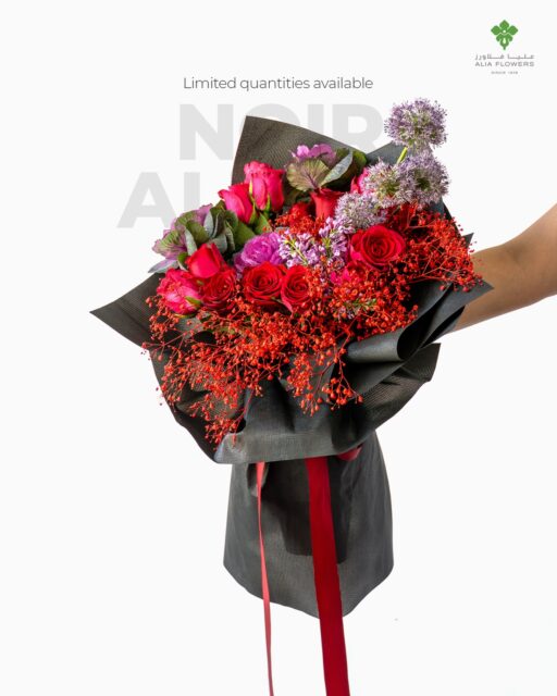 Where drama meets romance. 🖤🌹
Red Roses, sculptural Allium and rich, velvety blooms pour over black wrapping for a bouquet that commands the room. ✨
For those who adore elegance with a mysterious, midnight edge.

Very limited pieces only — tap to claim your Noir Allure before it disappears. 💌

#NoirAllure #LuxuryFlorals #RedRoses #DramaticBlooms #aliaflowers