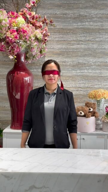 It’s not about seeing the flowers…
It’s about knowing them by heart 🌷✨

Blindfolded bouquet design, only at Alia Flowers – made for true flower lovers.

#aliaflowers #flowershop #flowerdelivery #flowerbouquet #bahrain